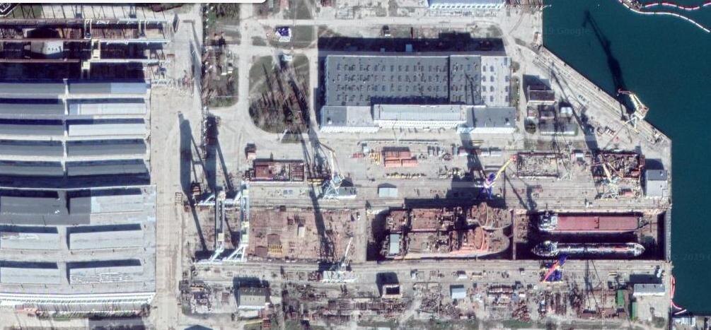 Фото для иллюстрации где стоят суда проекта 15310 (слева)