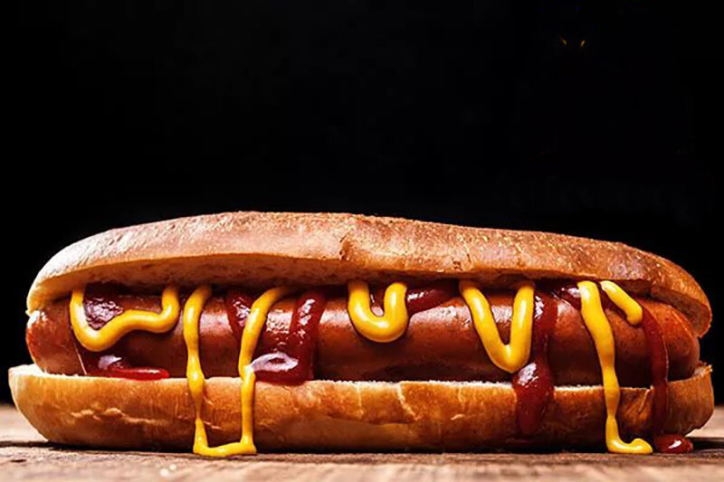 На фото - Mc HotDog того времени. В современный рецепт также добавляют жареный лук и маринованные огурцы 