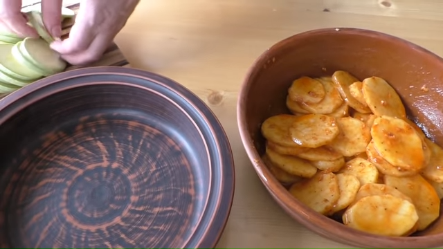 Рагу с кабачками, грибами и картошкой - Лайфхакер