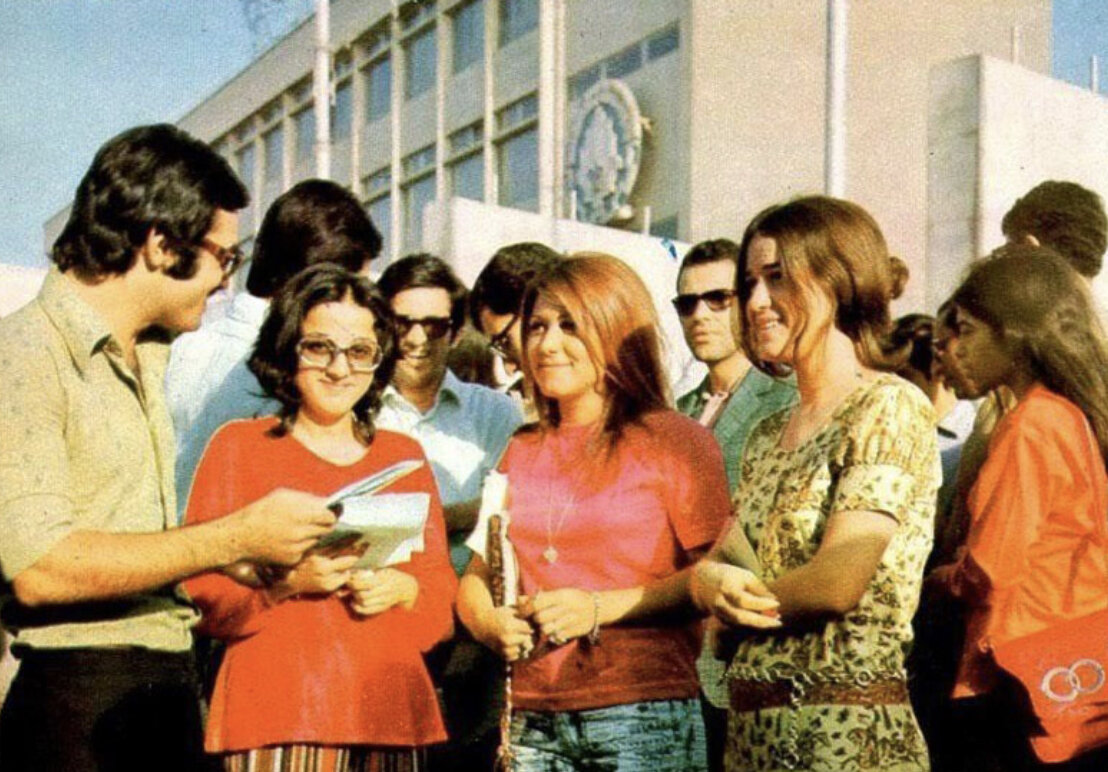 фотография  из Тегеранского университета. Точно так же люди одевались и выглядели где-нибудь в Кёльне или Амстердаме.