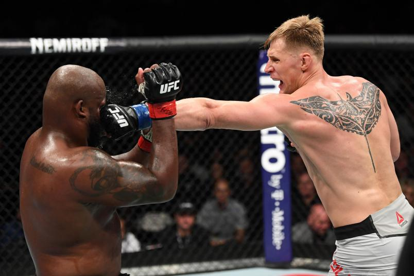 Бой UFC в октагоне Александр Волков