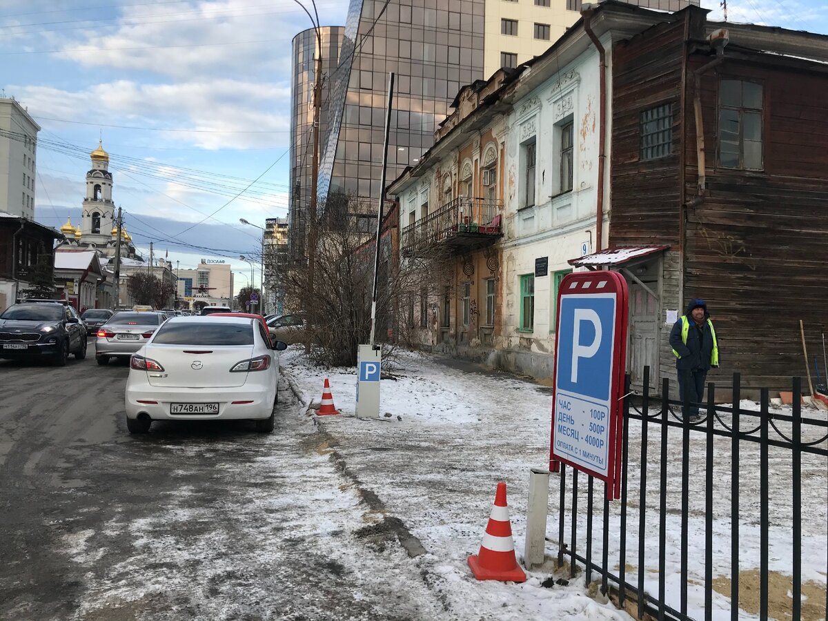 Платная парковка на улице Чернышевского перегораживает тротуар.