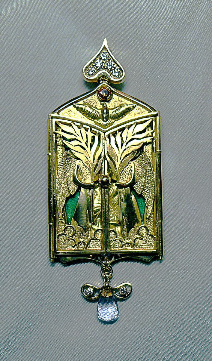 "КАПЛЯ" (в данном случае - это БРИОЛЕТ из ГОЛУБОГО САПФИРА) - дань одному из пожеланий заказчика.