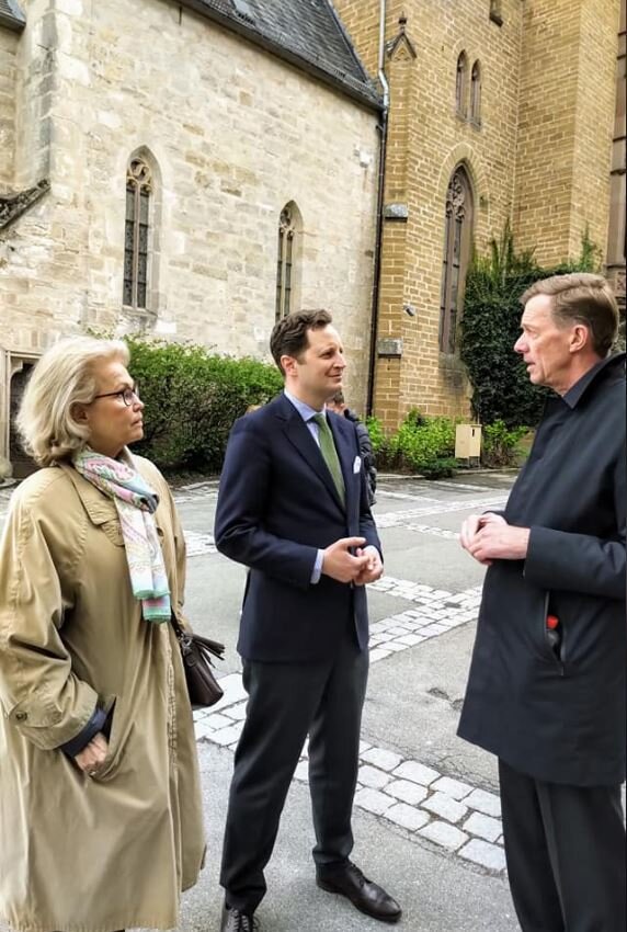 Gabriela zu Sayn-Wittgenstein-Sayn_ Georg Friedrich Prinz von Preußen - Neuer deutscher Kaiser, und Hubertus von Dallwitz bei der Exkursion zur Burg Hohenzollern