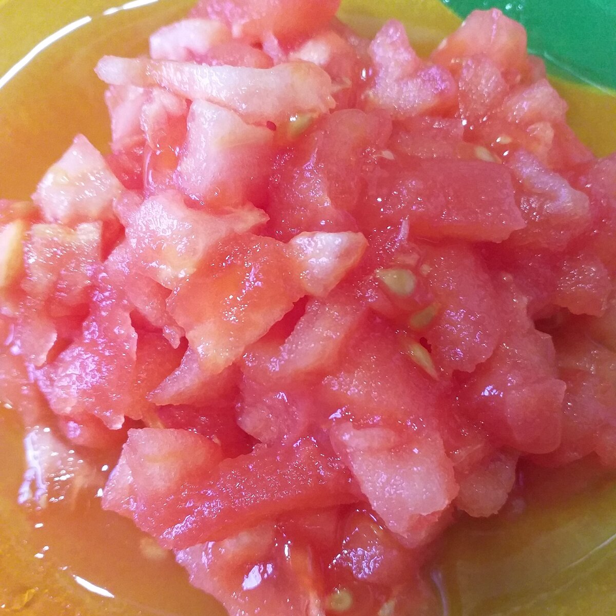 Подготавливаем свежий помидор