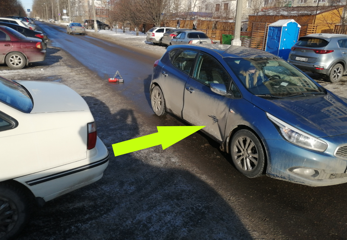 Daewoo Nexia выезжала задним ходом и ударила мою машину в правую переднюю дверь