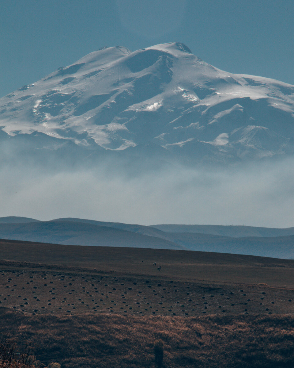 Эльбрус затянуло дымкой