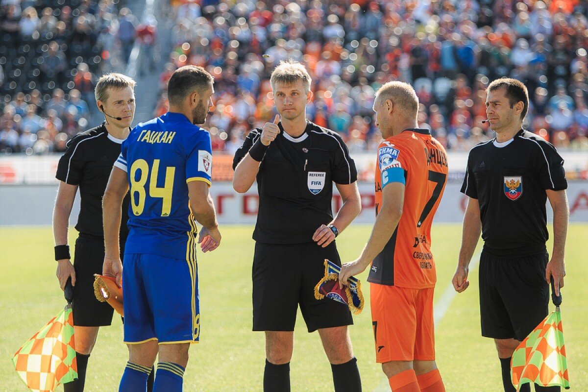 1 тур. Урал (Екатеринбург) – Ростов 1-1. Розыгрыш мяча капитанами команд – Александром Гацканом и Александром Данцевым.