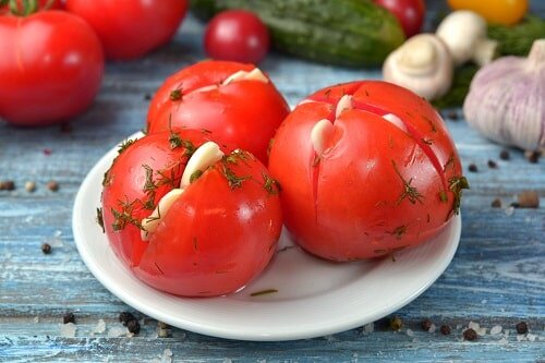 Малосольные помидоры с чесноком и зеленью » Вкусно и просто. Кулинарные рецепты с фото и видео