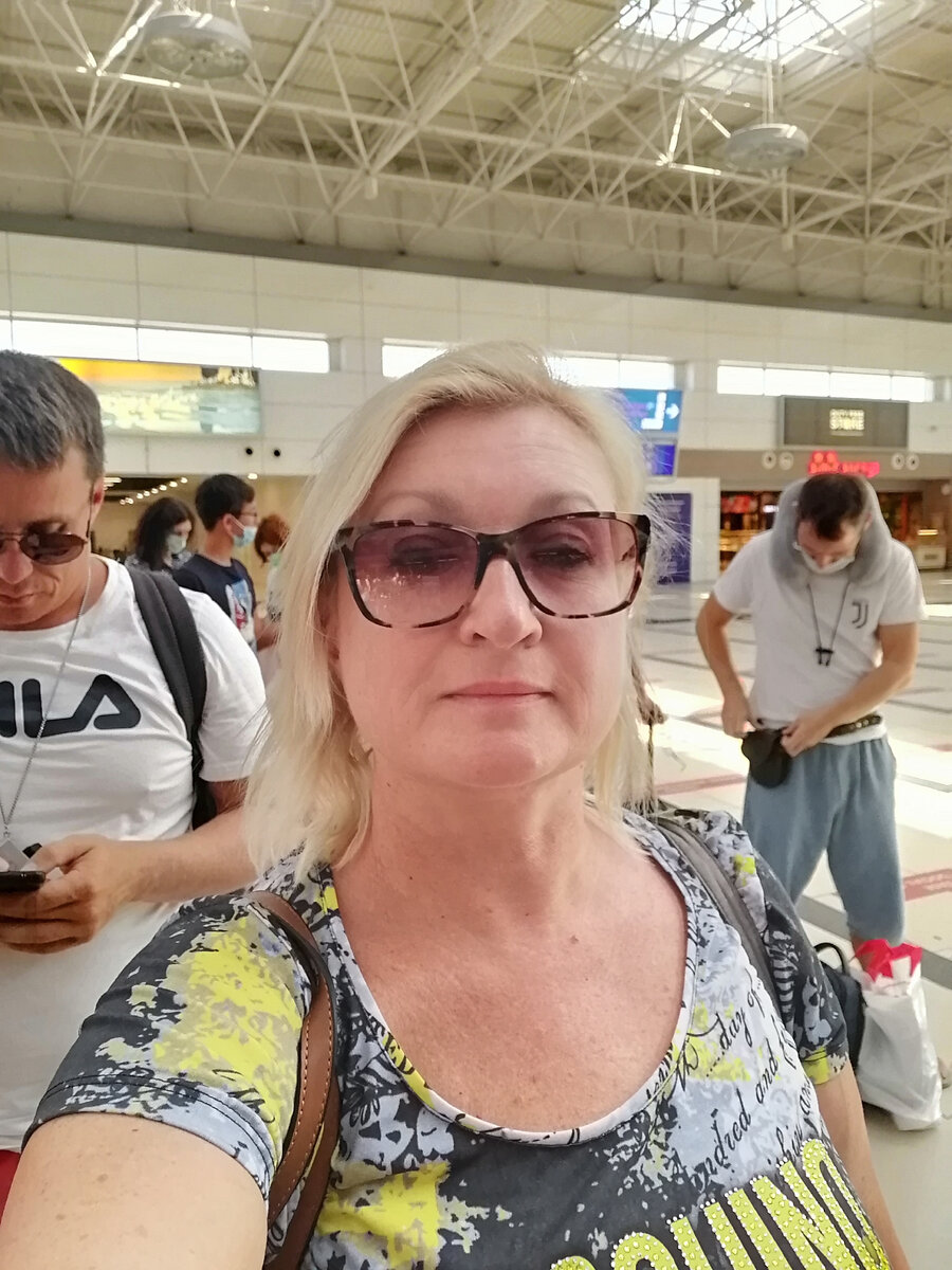 Это я в аэропорту Анталии жду регистрации, с ужасом наблюдая, как люди ругаются с сотрудниками на стойке регистрации