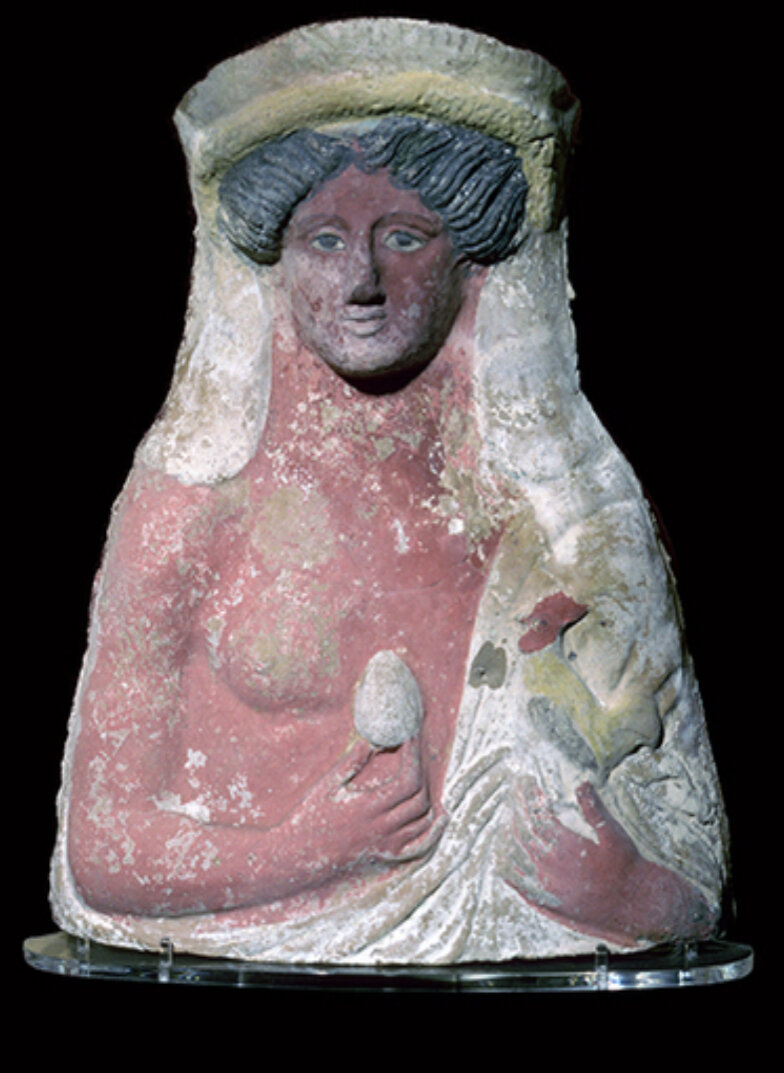 Известно, что древние греки любили есть яйца. Этот терракотовый бюст греческого божества, держащее яйцо и птицу, очень похожую на современного петуха
