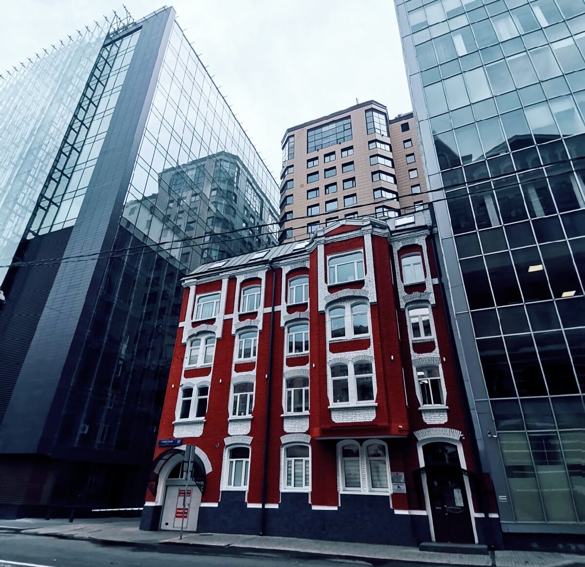  1-я Брестская, 27: маленький особнячок в окружении небоскрёбов. Фото автора.