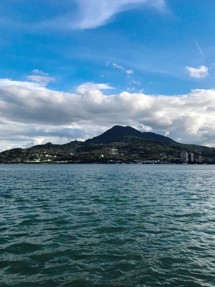 эту красоту вы можете любоваться со станции метро Tamsui (красная ветка, конечная) в Тайбэе