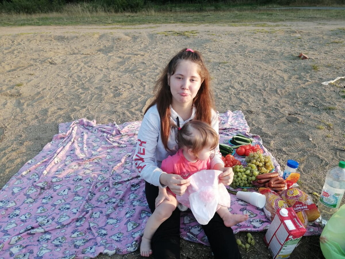 Когда младшую поручили старшей ✌ Порабощение старшего ребенка в многодетной семье на лицо. Уже жду когда начнет качать права.