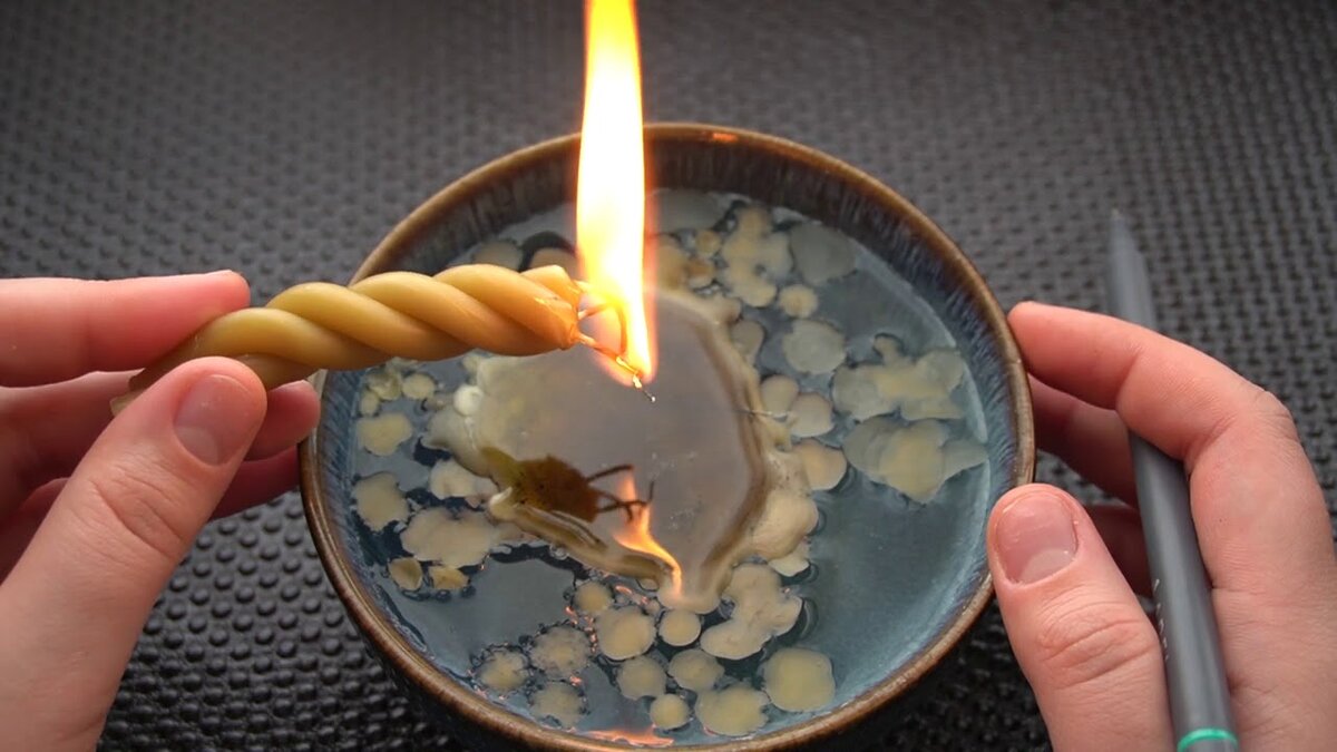 Очистить себя, от разного негатива поможет простой и не сложный ритуал. Делается он в любое время суток, в мужской день. Взять три тонкие свечи, скрутить в одну спираль, зажечь и водить во круг себя или над своей фотографией.

Читать заговор 12 раз;

«Огонь озорной, ты братец родной, ты плохое все во круг себя сжигаешь. Будь ко мне ты мил. Сожги все плохое во круг меня, около меня.
То что вредит мне.
То что калечит меня.
То что наслали враги на меня.
То что наколдовали колдуны на меня.
Всё что шептали плохое на меня.
Всё сожги, братец огонь и в пепел безвредный его преврати. Встань на защиту мой братец огонь, буду для тебя я сестрицей родной.
Что наговорено, да будет так! Что было сказано, да будет так! »

Пусть свечи догорят до конца, а огарок сожгите в печи или в костре.
