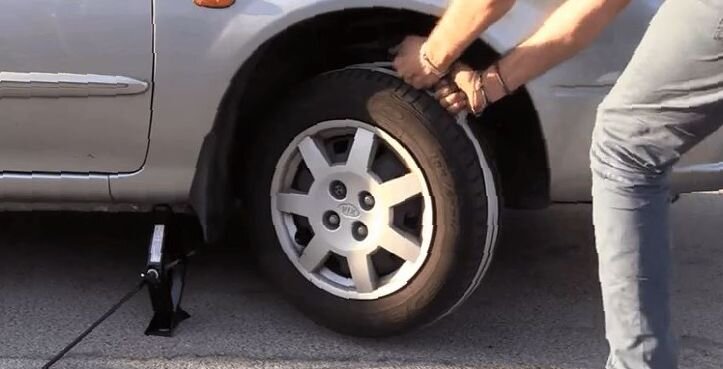Как завести автомобиль, используя только трос и гидравлический домкрат