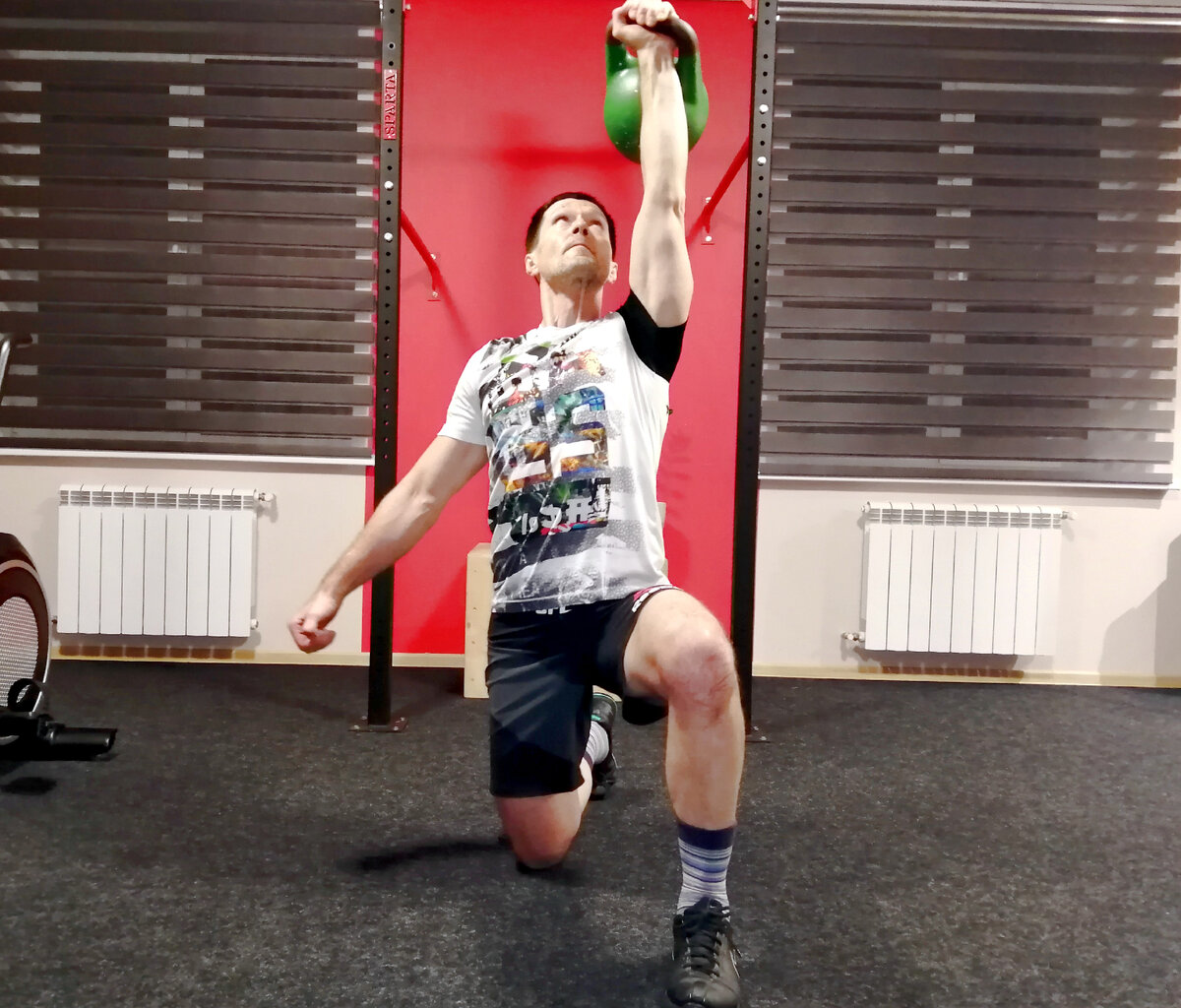 Во всех жимовых упражнениях в верхней точке - плечо вниз, локоть вверх, ладонь по возможности внутрь, другая рука напряжена и давит вниз (смотреть на гирю не обязательно). 