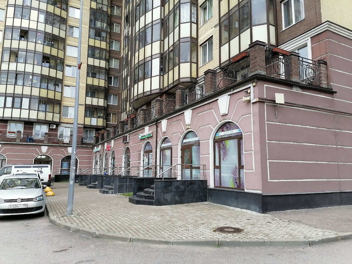 Современный посёлок Новое Девяткино Всеволожского района Ленинградской области. Дома высотные ("человейники"), но внизу всё под старину. Фото из архива автора 