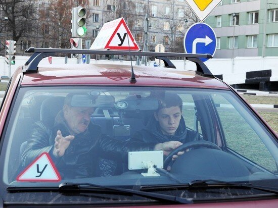 Даже опытный водитель может ошибиться, неукоснительно соблюдая требования инструктора. Например, отреагировать на команду «остановиться» и стать под запрещающим знаком или на мосту. Результат: штрафные баллы и переэкзаменовка.