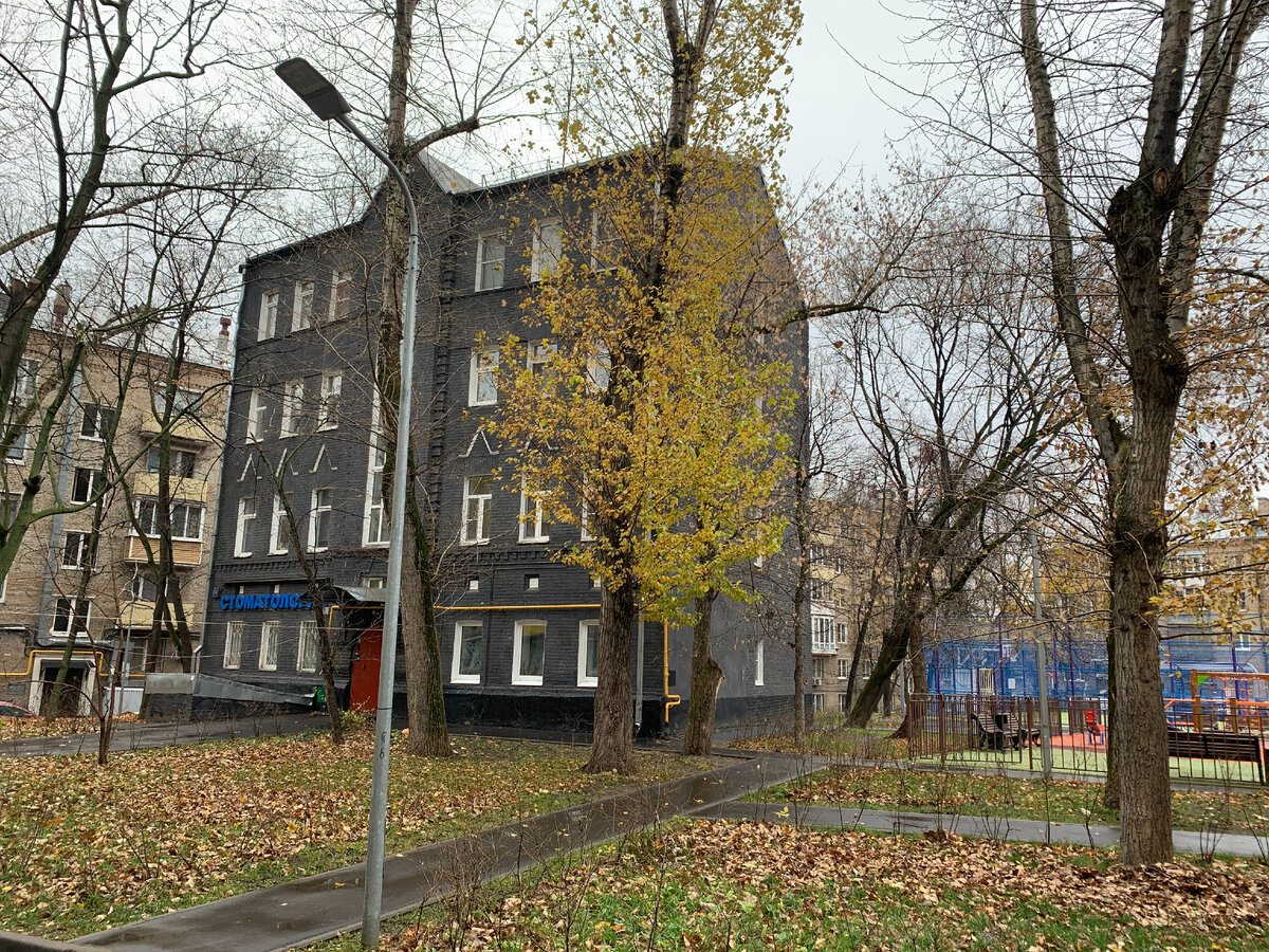 Чёрный дом по адресу: Старокирочный переулок, 14. Недалеко от метро "Бауманская", 2021. Фото моё.