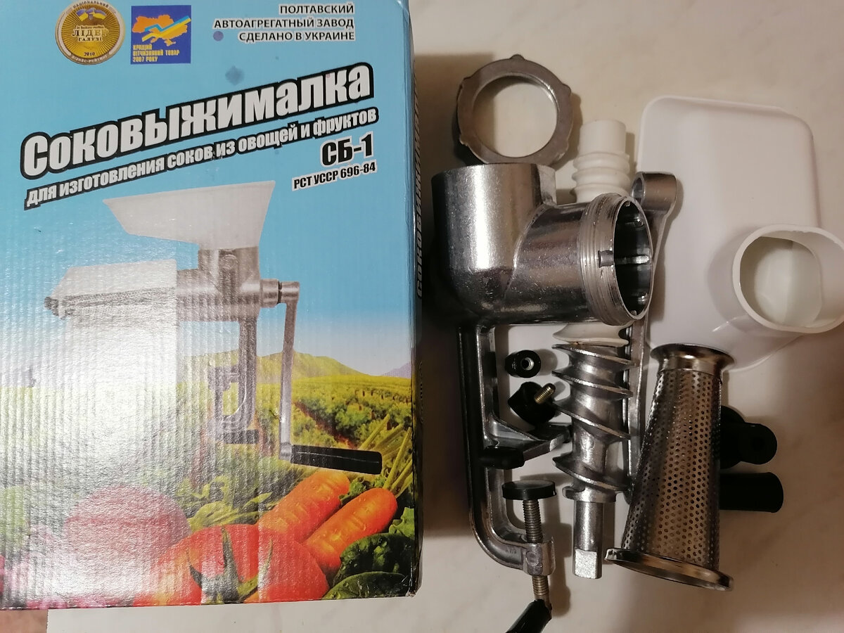 Хотя на коробке изображены морковь и свекла, но выжать из них сок мне не удалось 
