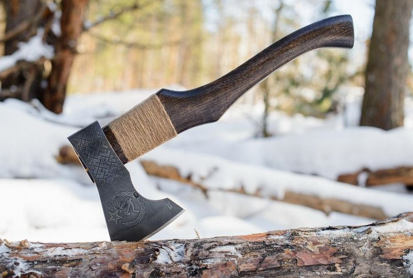 Современный топор с рисунком