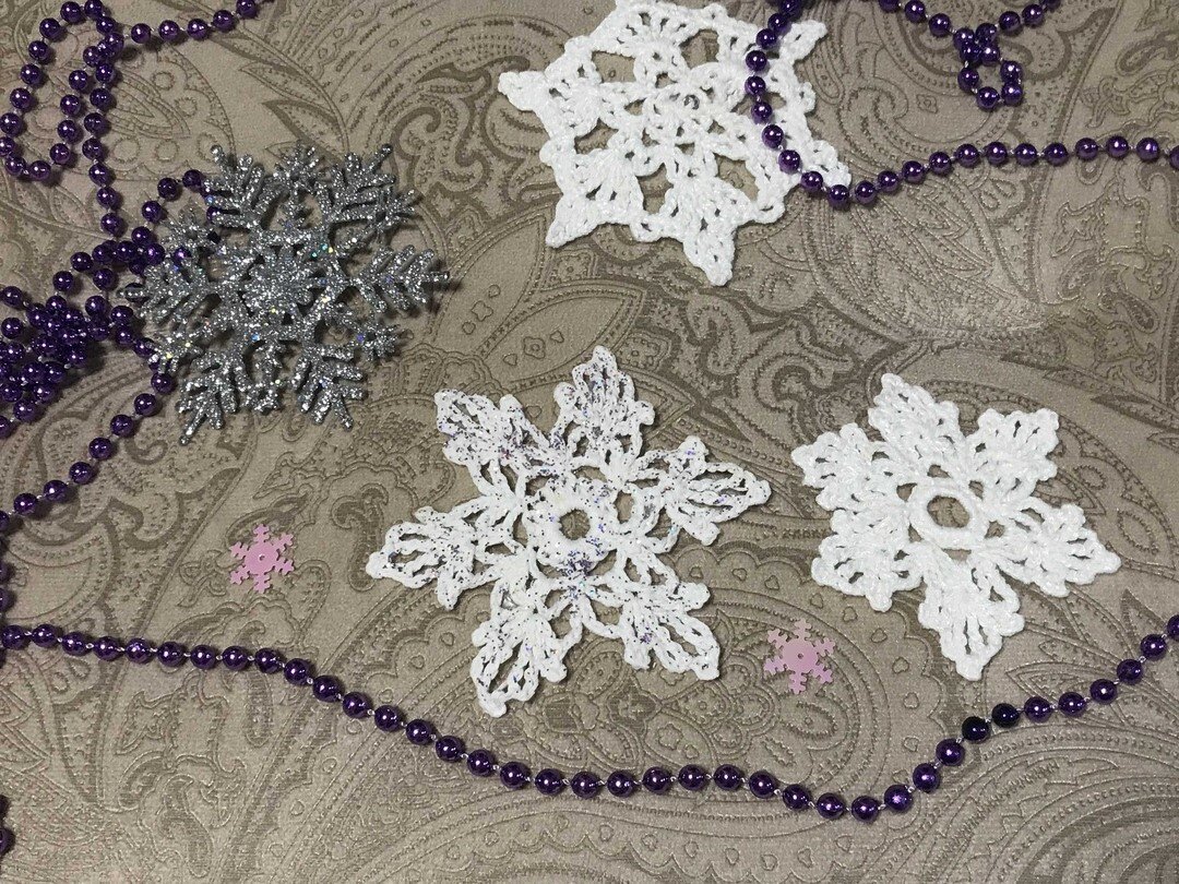 Снежинки вязанные и покупные