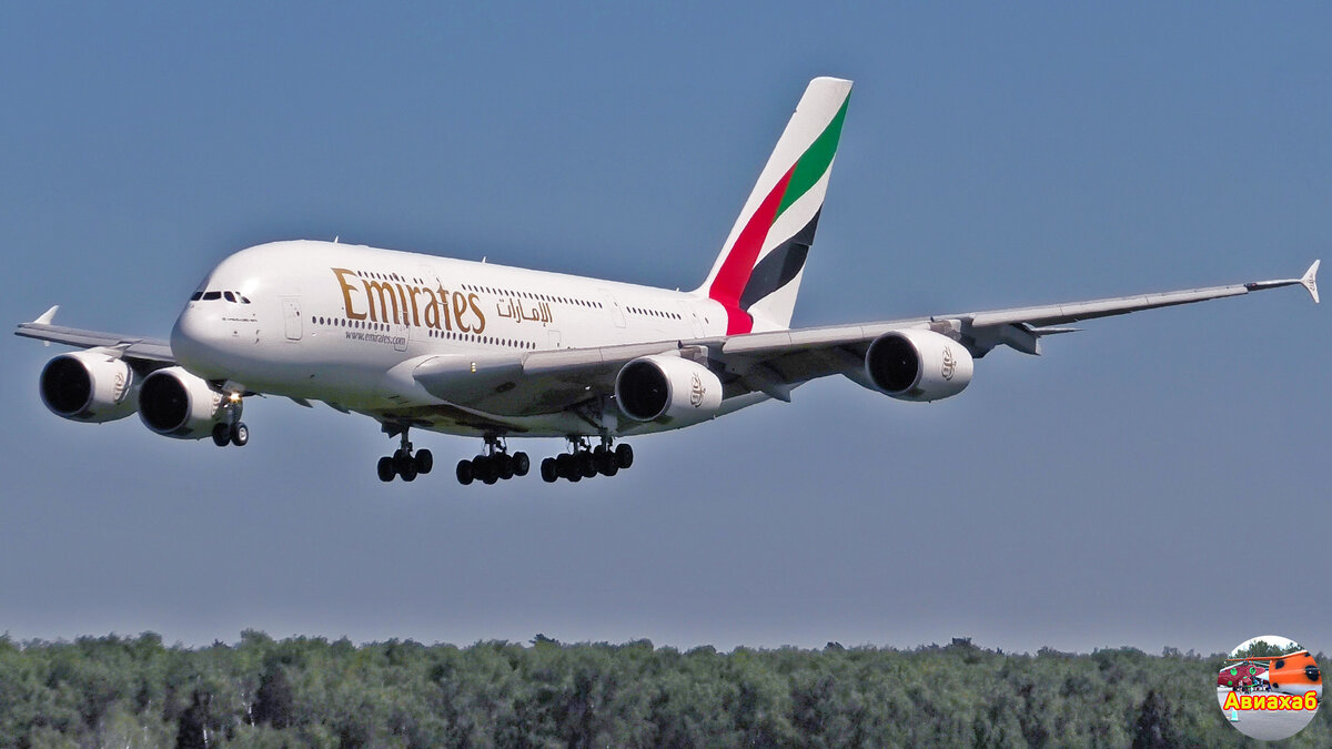 Замыкает рейтинг победителей Emirates. На фото: Airbus A380 авиакомпании заходит на посадку в Домодедово. 2021 год.