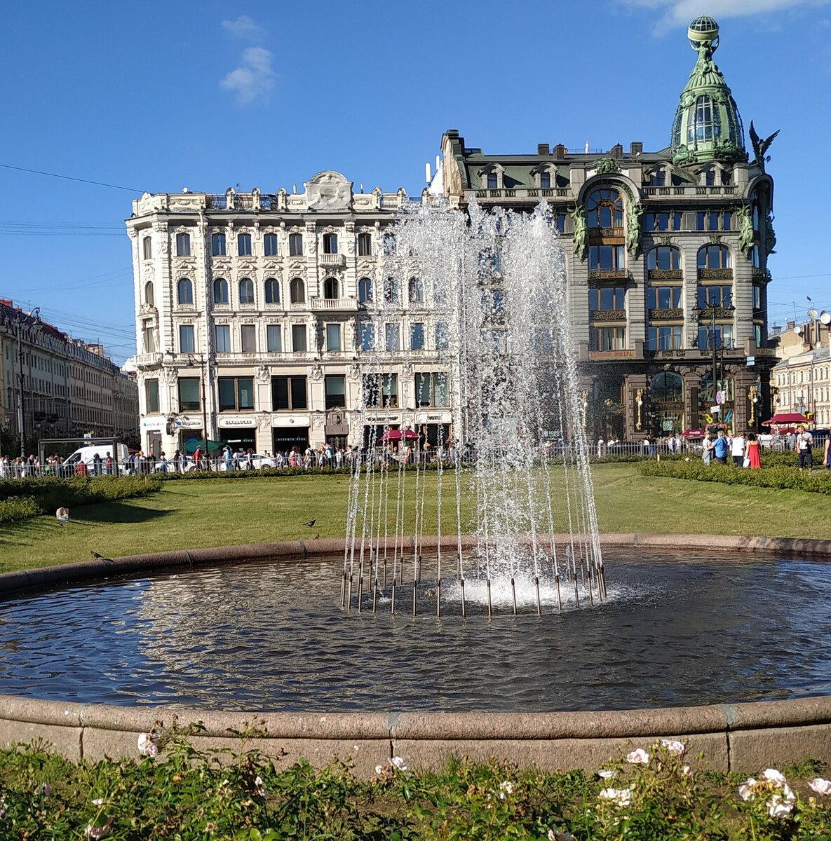 Казанский сквер. Фонтан. Здание Зингера (Дом книги)
