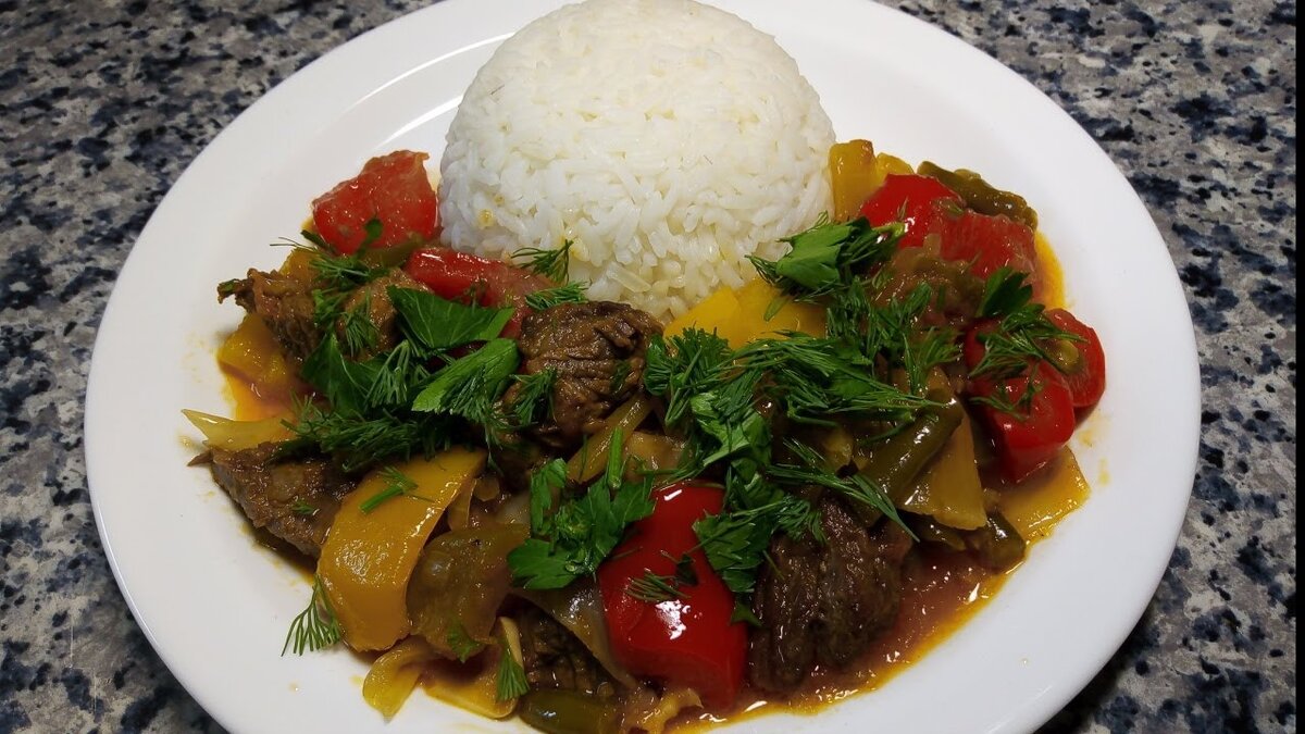 Ингредиенты: говядина - 800 гр.
лук - 2 шт.
помидоры - 3 шт.
чеснок - 4 зубка
имбирь свежий - 10-15 гр.
редька зеленая - 1 шт.
сельдерей стручки - 100 гр.
китайская капуста - 150 гр.
острый перец по вкусу
сладкий перец - 2 шт.
стручковая фасоль - 150 гр.
соль по вкусу
масло растительное - 80 мл.
отварной рис на гарнир

1. Овощи и мясо крупно нарезать
2. В казане разогреть масло
3. Обжарить мясо до испарения жидкости
4. Добавить лук, обжаривать 2-3 мин.
5. Помидоры с чесноком, обжаривать 2-3 мин.
6. Добавить имбирь, соль, сельдерей и редьку, готовить 2-3 мин.
7. Китайскую капусту, готовить 2-3 мин. Затем убавить огонь и тушить на медленном огне до готовности мяса. При необходимости добавить немного воды.
8. Острый и сладкий перец, обжарить 2 минуты. 
9. Стручковую фасоль, обжарить 1-2 минуты.
10. Влить кипяток так, чтобы слегка прикрывал овощи. После закипания убавить огонь и тушить 5-7 минут. Посолить по вкусу.
Подавать сразу. На гарнир отварной рис. Зелень по вкусу.