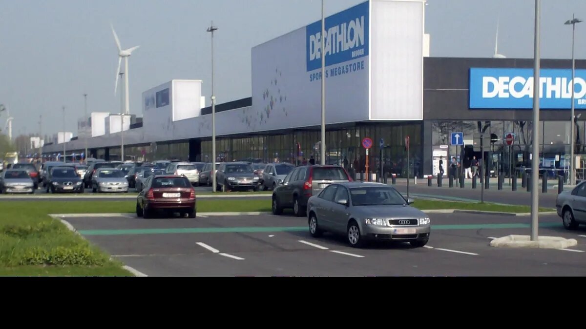 В магазинах Декатлона продаются более 40 брендов товаров для туризма, профессионального спорта и просто активного спорта. Фото: Wikifalcon //commons.wikimedia.org 