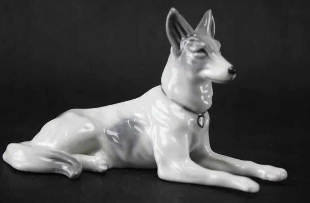 Фарфоровая собака