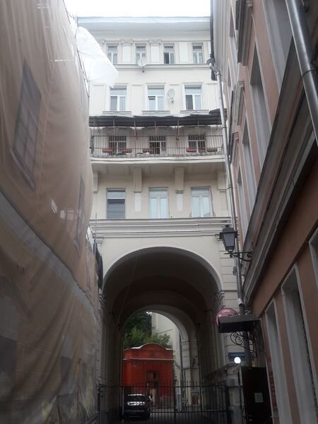 Маросейский тупик в наши дни. На переднем плане №13с2. Фотография автора