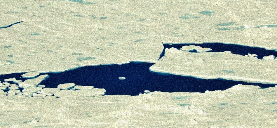 Полынья в океане 