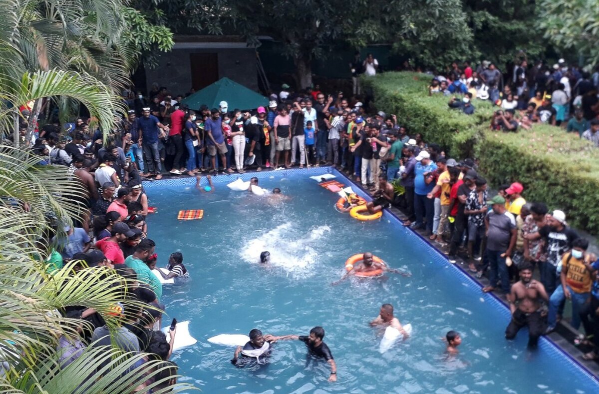 Протестующие купаются в бассейне резиденции президента на Шри-Ланке. Фото Яндекс картинки.