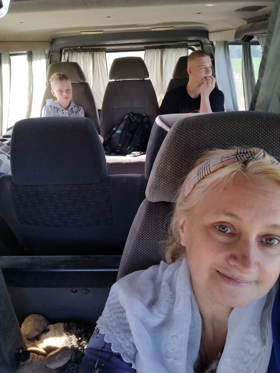 Справа провожающий😊