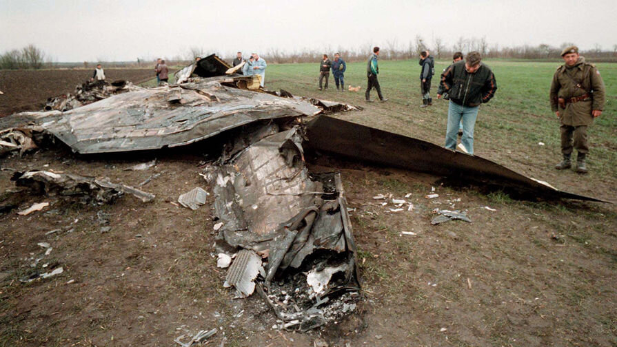 Местные жители около обломков американского бомбардировщика F-117. Источник изображения: Str Old/REUTERS