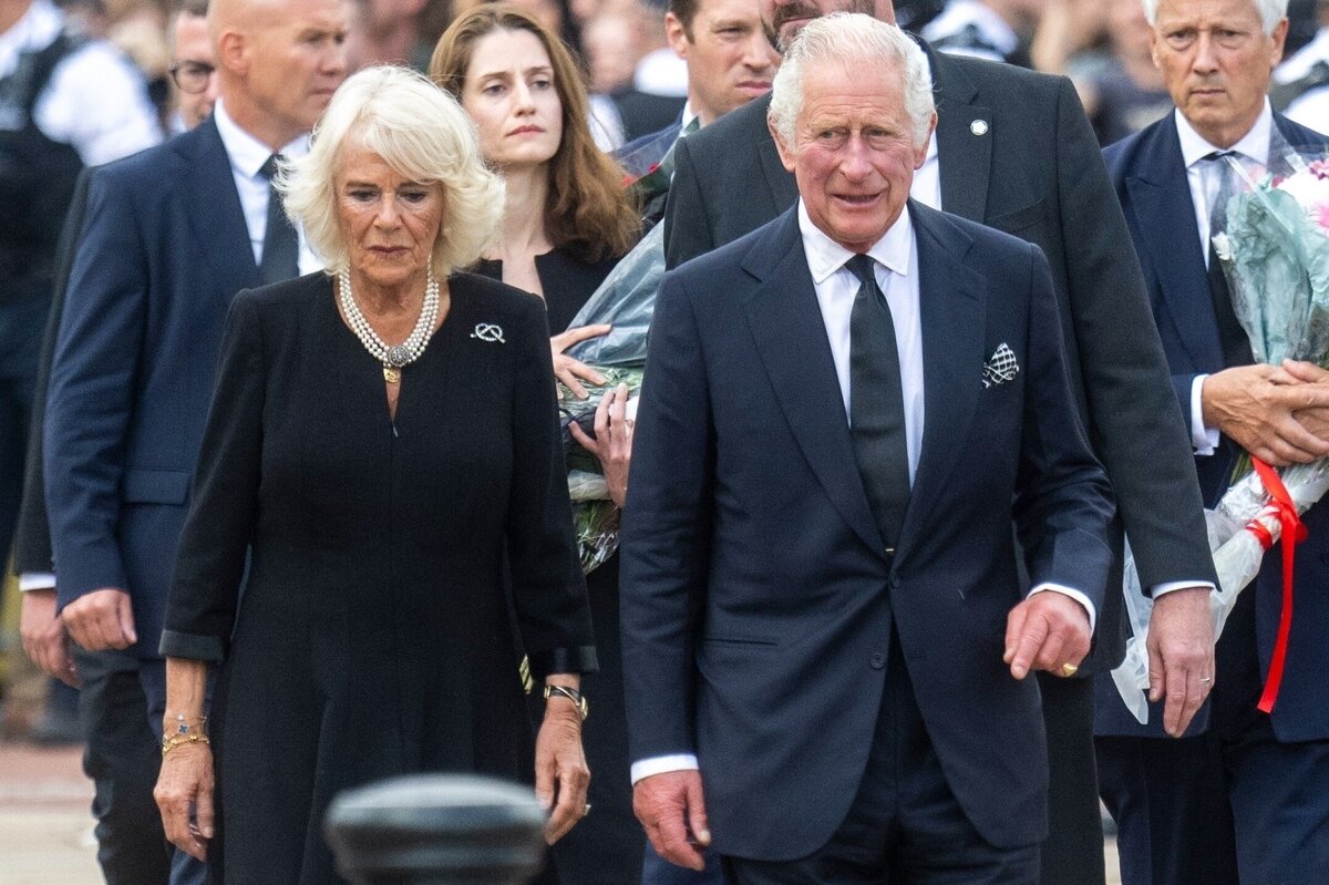     Тайный смысл украшения: почему Кейт Миддлтон и Камилла Паркер-Боулз после смерти Елизаветы II появились на публике в белом жемчуге