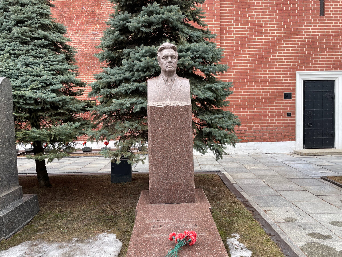 Фото захоронения у кремлевской стены