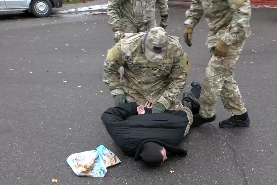     Следствием установлено, что в конце сентября 1999 года подозреваемые добровольно вступили в состав банды