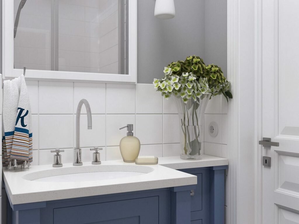 Кухня-гостиная, спальня, прихожая и полноценное рабочее место. Студия 28 кв.м. в монохромной палитре