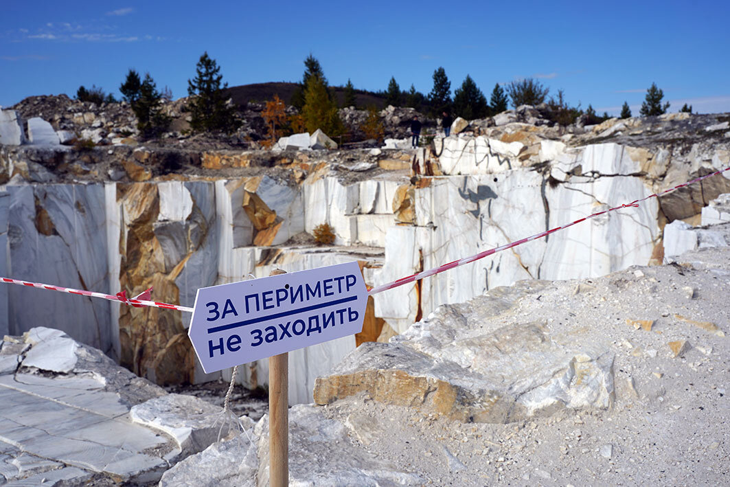 Много лет мраморный карьер стоял заброшенным. Разработка недр вблизи Байкала запрещена. Фото Бориса  Слепнева