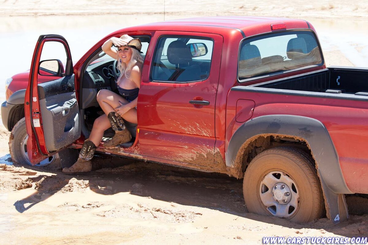     Какие ужасные проблемы может доставить автовладельцу обычный брызговик Фото: carstuckgirls