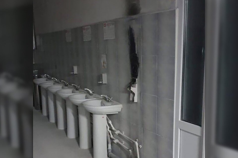     К месту выехали 23 пожарных, однако еще до их прибытия один из учителей потушил возгорание. Фото: vk.com/murman01