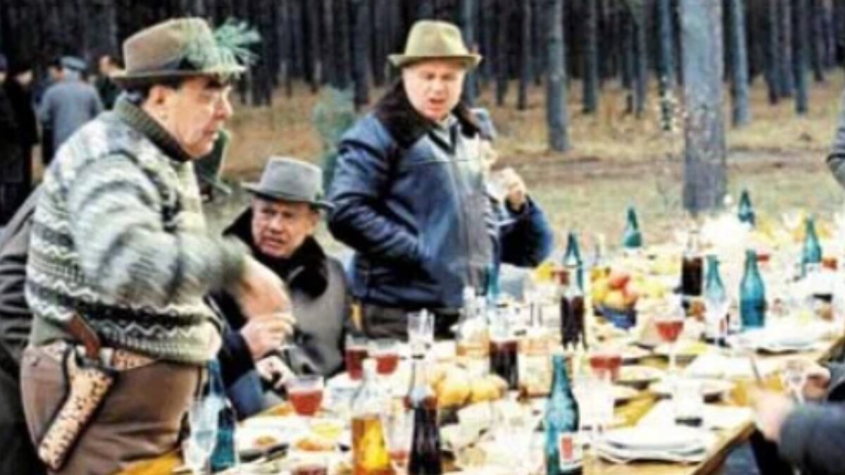 Слева Леонид Ильич Брежнев.
