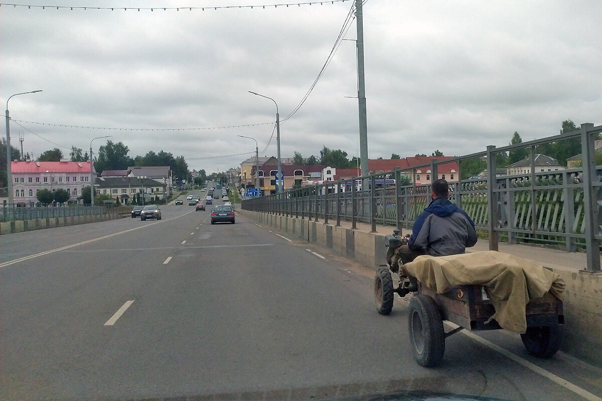 По мосту в центре Ржева.