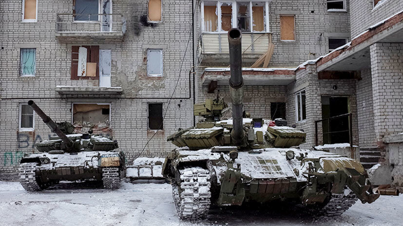 Киев стягивает войска к линии соприкосновения конфликтующих сторон и вновь обстреливает мирных жителей Донбасса. Однако эта агрессивная политика больше не находит безоговорочной поддержки у Запада. В телефонном разговоре с Петром Порошенко Дональд Трамп заявил о необходимости прекращения огня. Вслед за новым главой Белого дома свою лепту в урегулирование конфликта решила внести ООН, потребовав от Киева выплатить пенсии жителям юго-востока Украины. Смена парадигмы американской внешней политики повлияла и на лидеров ЕС, которые больше не спешат огульно обвинять во всём Россию и призывают Порошенко выполнять Минские соглашения. Сможет ли Запад принудить президента Украины к миру — в материале RT.
