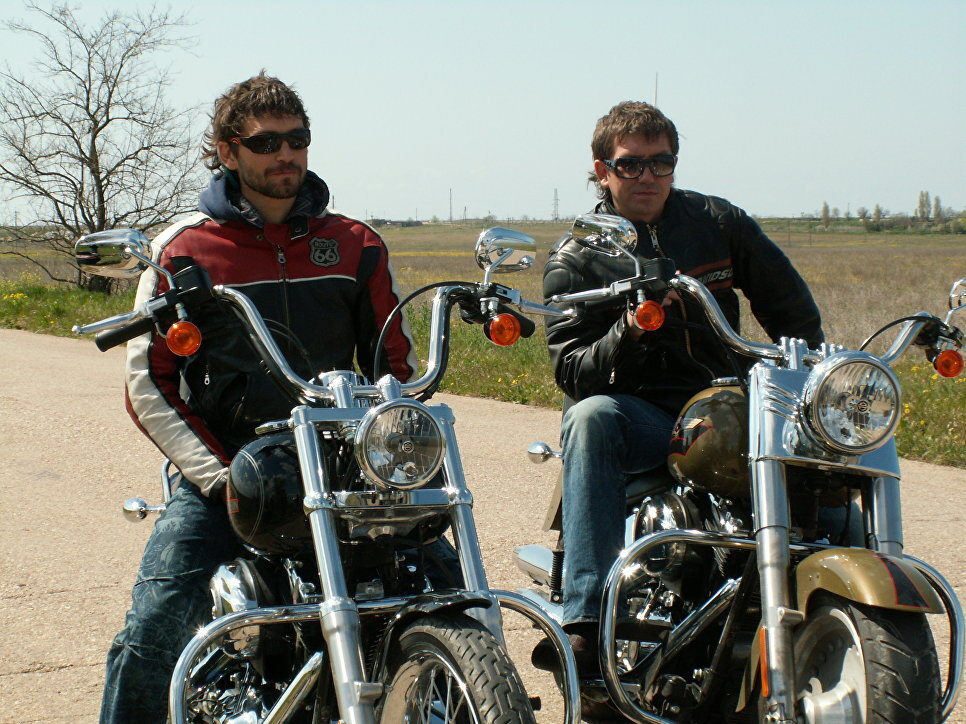 © Фото : из личного архива братьев КристовскихСолисты рок-группы Uma2rman Владимир и Сергей Кристовские на съемках клипа "Прасковья"