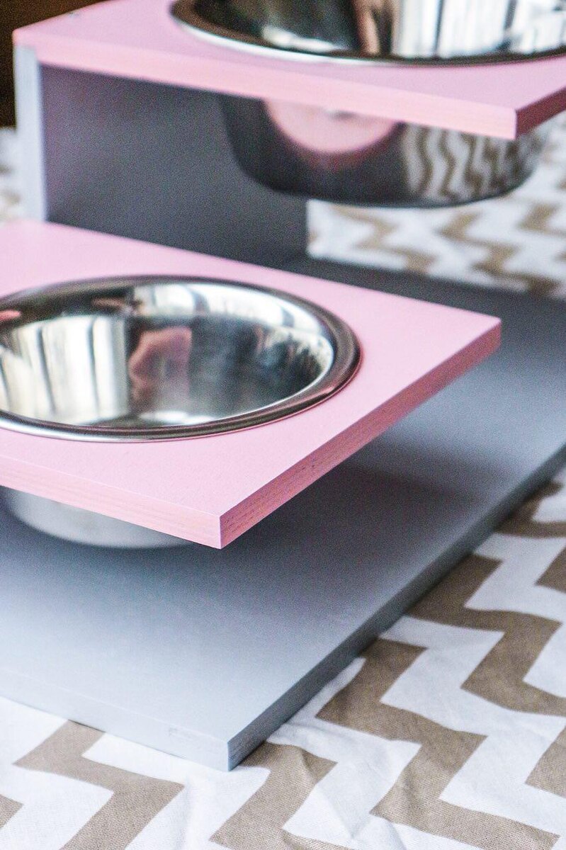 Розовый цвет первых мисок (на этой фото другая модель, более поздняя, но цвет сохранился)