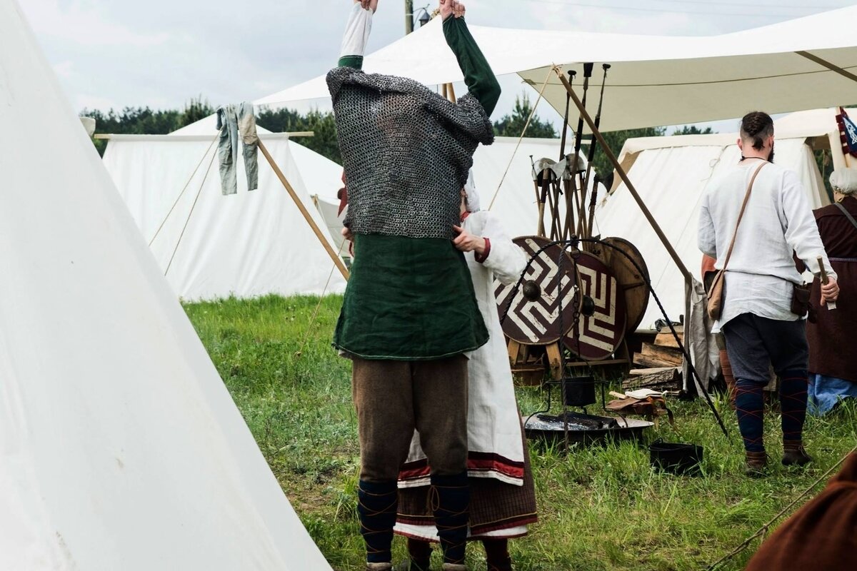 Жена, может надо не крахмалить, а кондиционер для белья добавлять?

